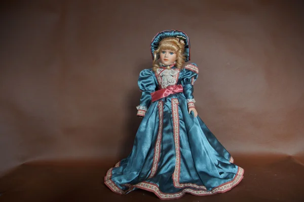 Porseleinen pop / Porcelain doll / Poupée de porcelaine