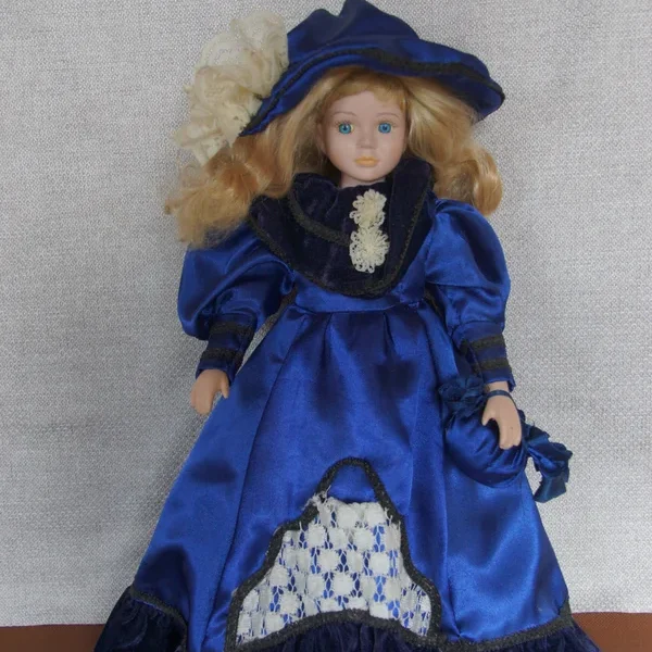 Porseleinen pop / Porcelain doll / Poupée de porcelaine